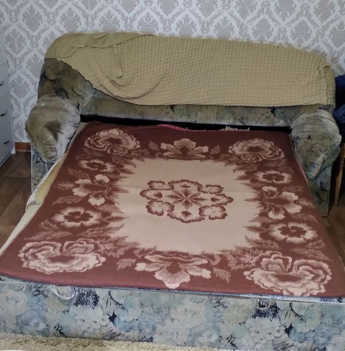 Диван и два кресла с накидкой.а