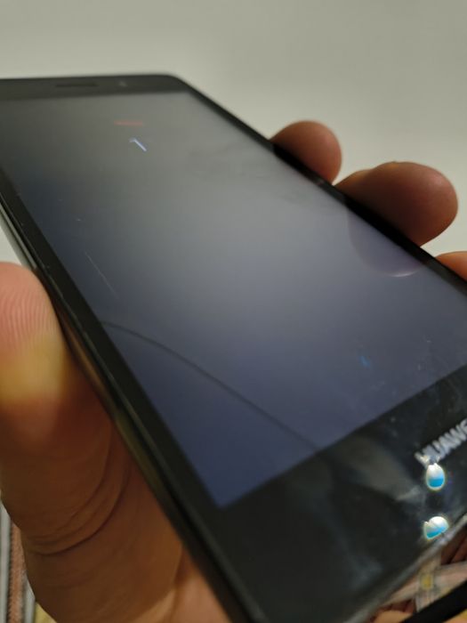 Vând un telefon funcționabil Huawei P8 Lite 2015 cu încărcător , funcționează touchscreen și se poate folosi pentru piese