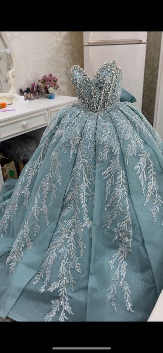 Роклята е без забележки облечена е само за два три часа