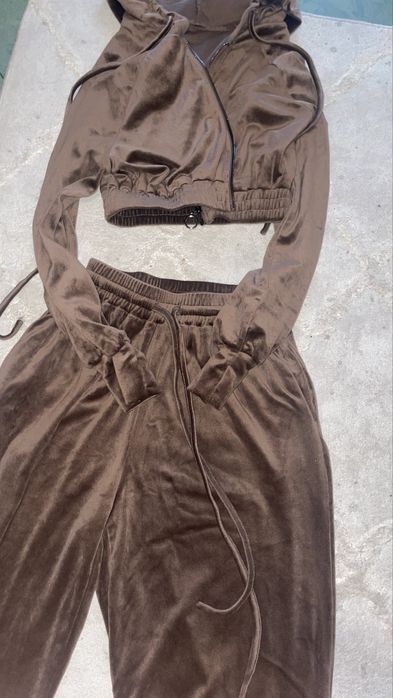 Анцуг тип кадифе