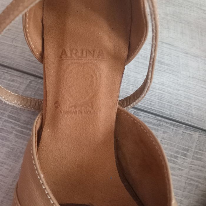 Vand  pantofi speciali pentru dans