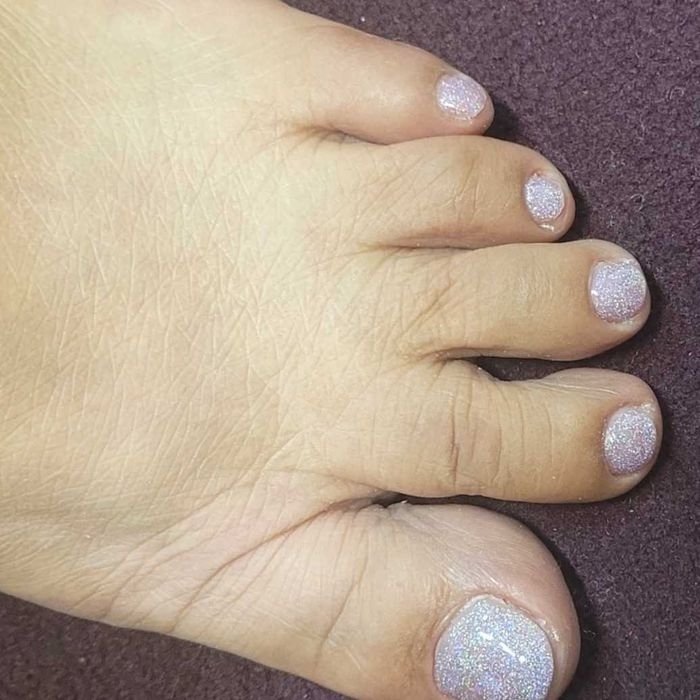 Realizez manichiura / pedichiura cu gel si semi