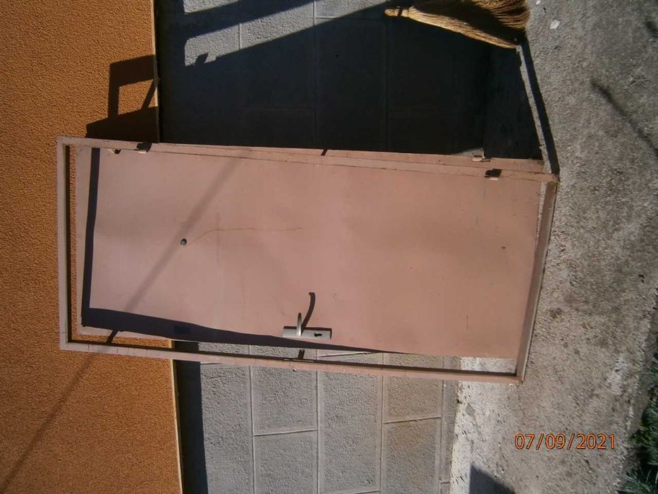 Продавам плътна метална врата.