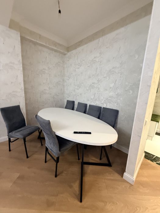 Продаю стол и 6 стулья