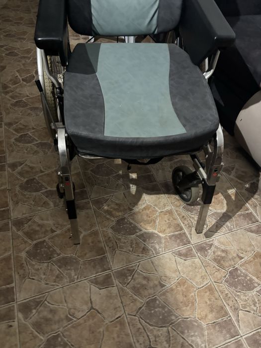 Vand Scaun cu rotile