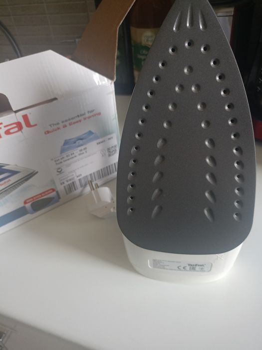 Vând fier de calcat Tefal Virtuo talpa ceramica.