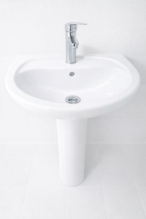 Раковина комплект смесителями в отличном состоянии новый