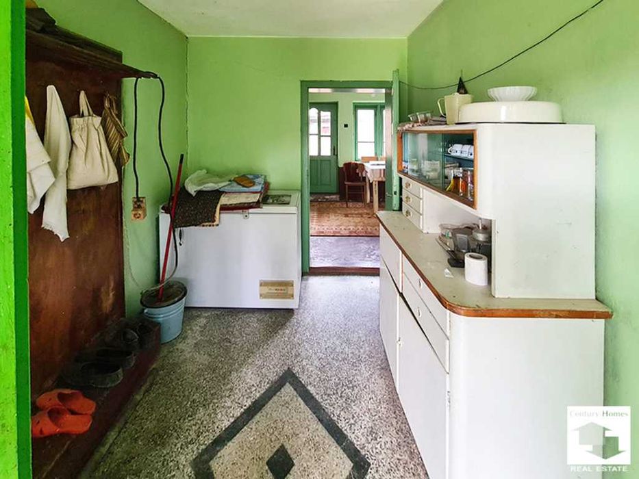 140333 Двуетажна къща с кладенец и гараж в с. Долна Липница