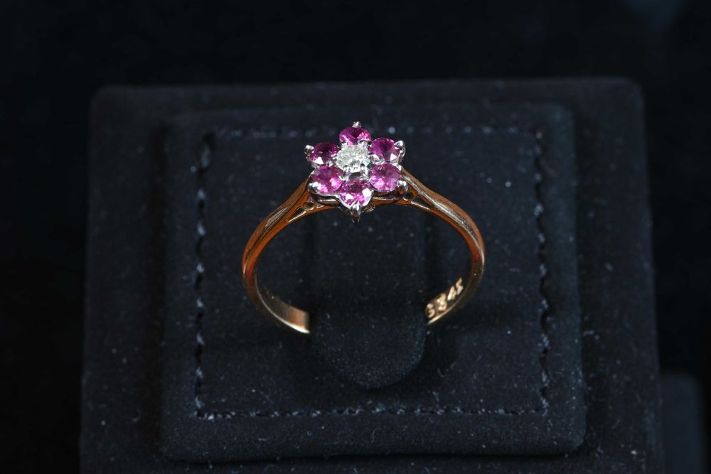 Златен Пръстен Злато 750 (18к) с Диамант и Рубини / Цвете / Размер 55