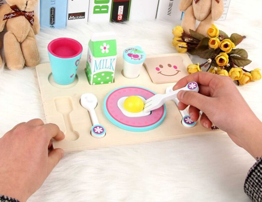 Дървена храна за симулации - детска закуска с мляко, чашка, яйце, хляб