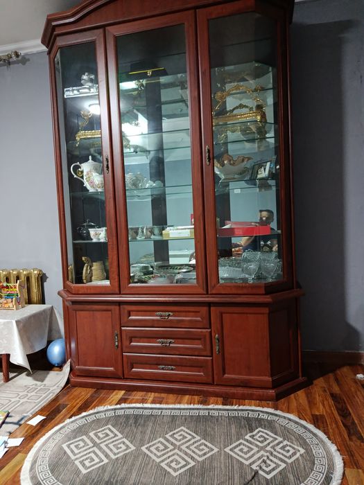 Продам мебельный сервант стенка