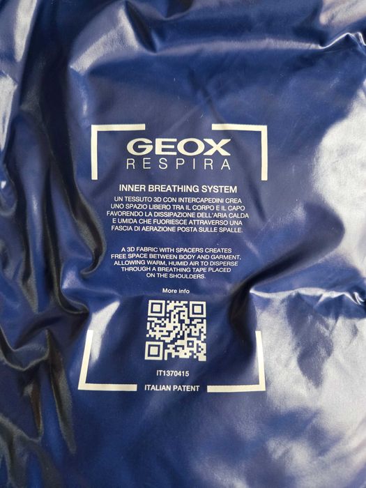 Детско яке GEOX / 13 - 14 г. Перфектно състояние с лек дефект