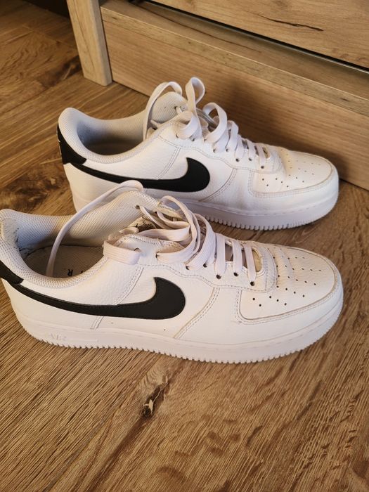 Vând adidași nike