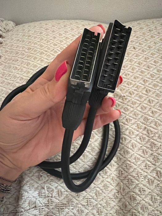 Cablu SCART (Euroconector) tată–tată, stare foarte bună. Compatibil cu TV, DVD, VHS și console retro.