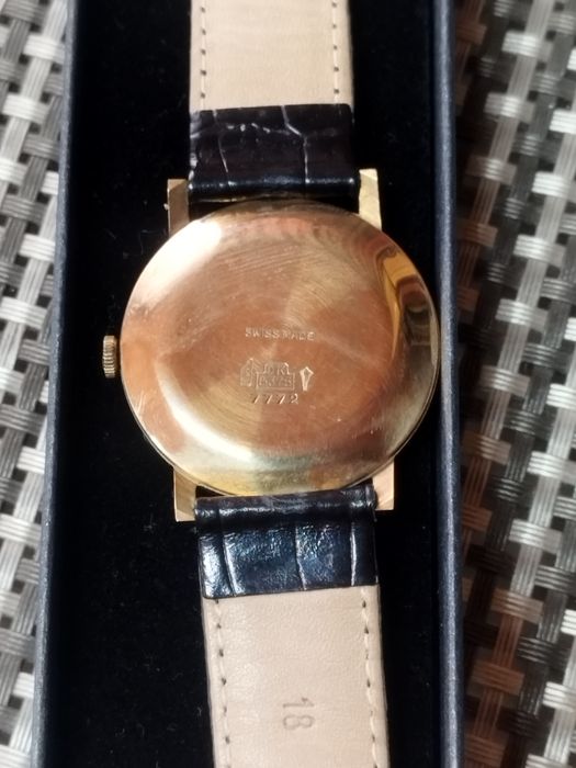 Продам золотые часы.