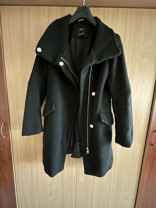 Черно палто BERSHKA -19 евро