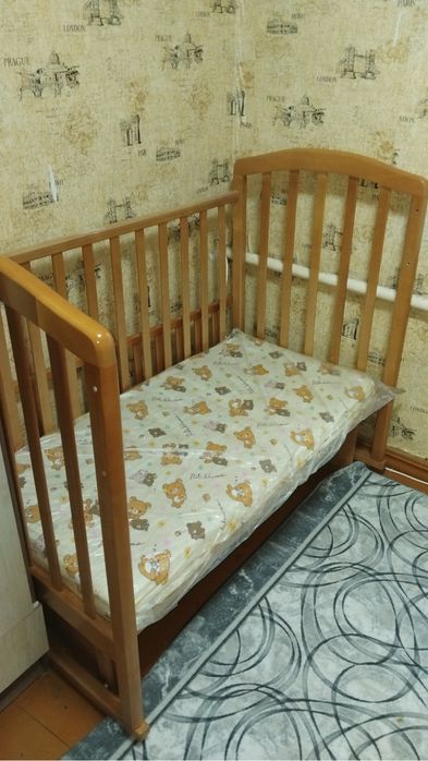 Продам детскую кровать.коляску.