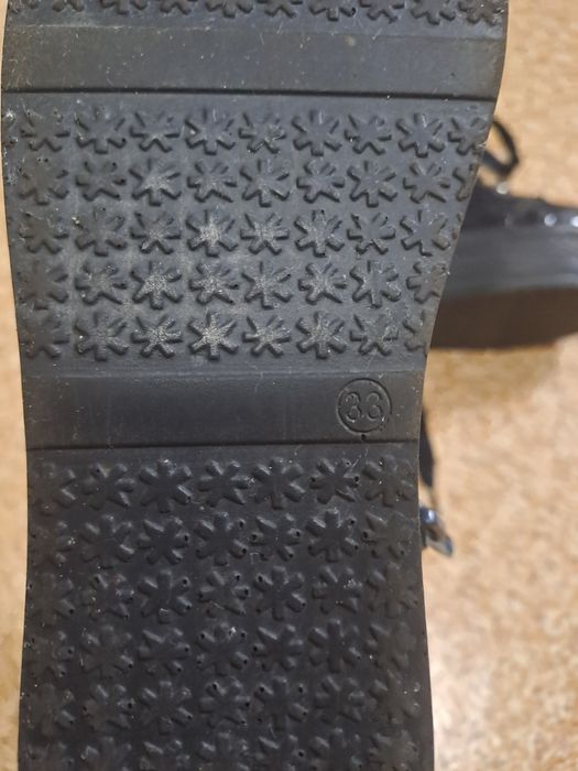 Продам весенний ботинки.