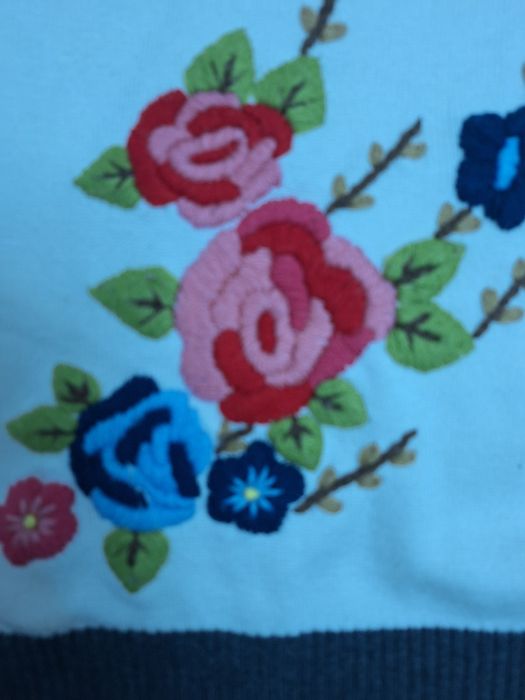 Pulover alb cu flori crosetate S/M