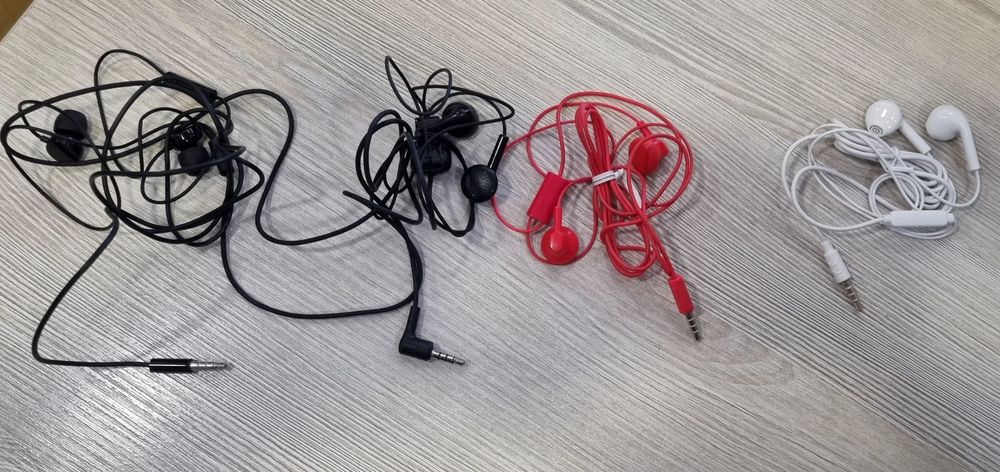 Продавам кабелни слушалки