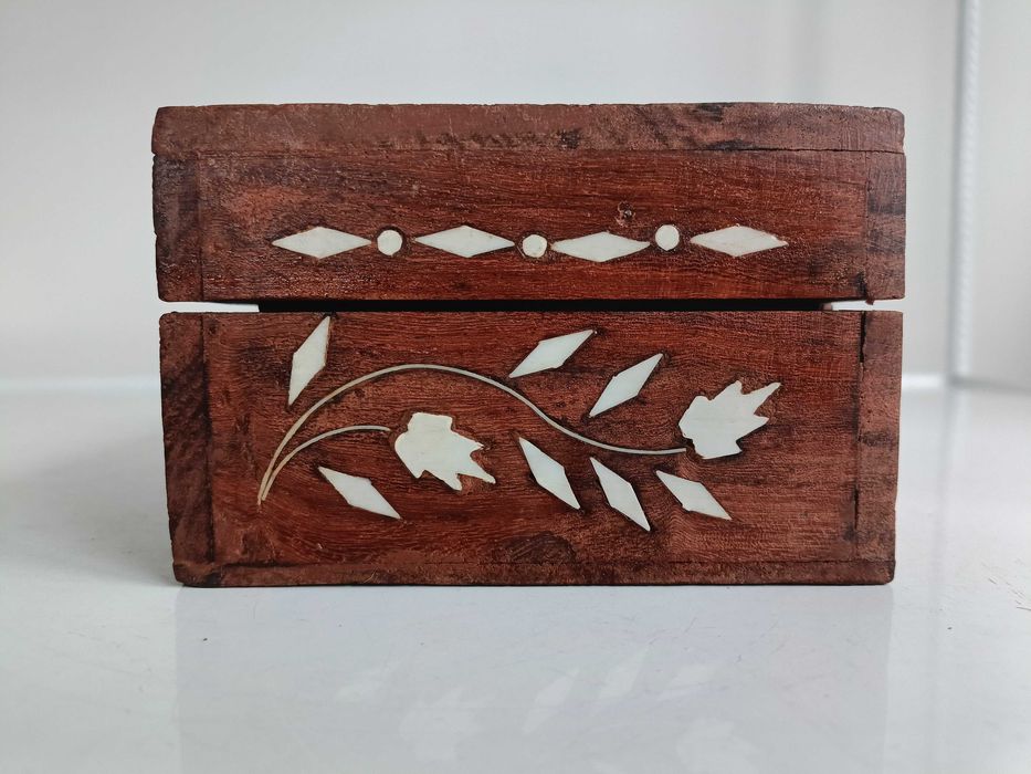 Дървена кутия за бижута , инкрустирана със седеф.