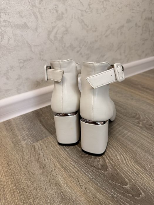 Продам туфли белые