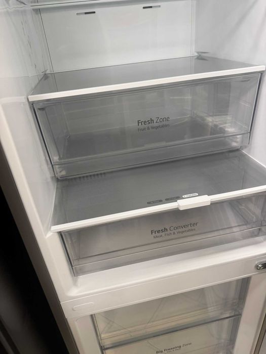 Хладилник c долна камера LG DoorCooling  технология, 384L капацитет