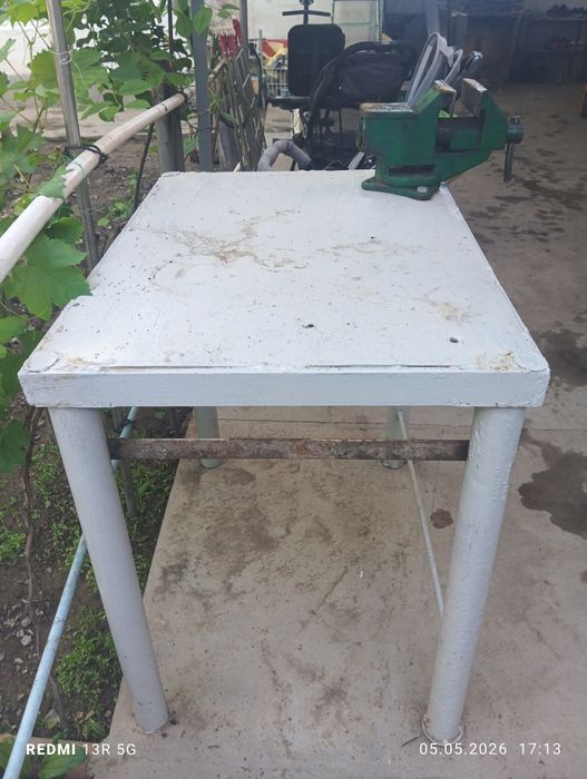 Тиски с столом продам