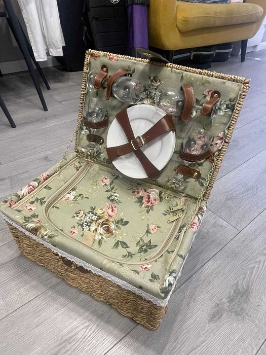 Корзина для пикника с посудой