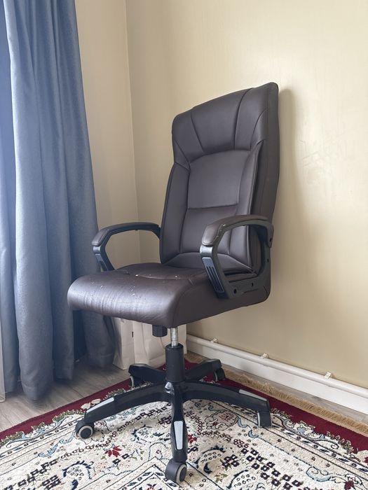Продается офисное кресло кожаное