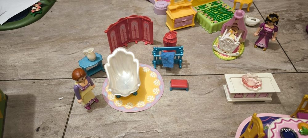 Playmobil  замък с обзавеждане и придворни