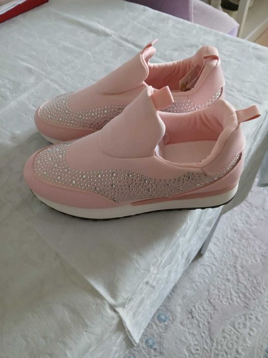 Продам кроссовки женские