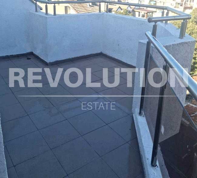 Луксозен тристаен апартамент в района на Колхозен пазар