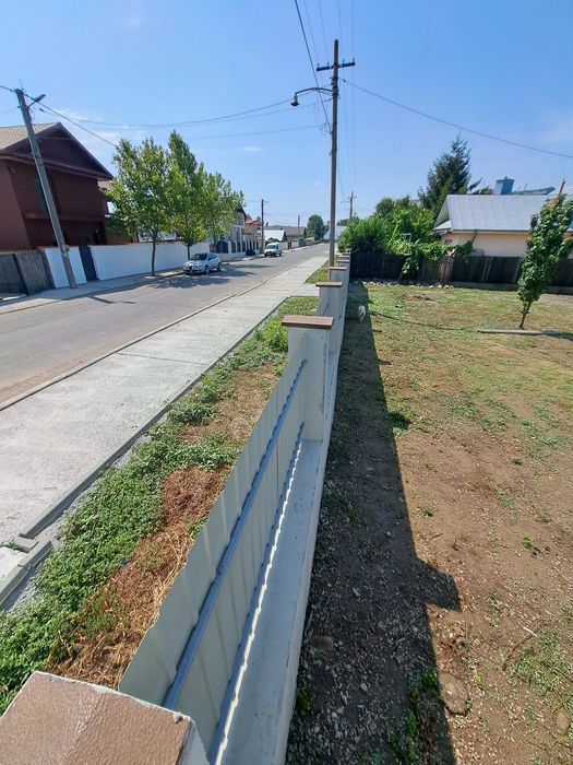 Vând teren în zonă bună cu 2constructii pe el.Pret fix