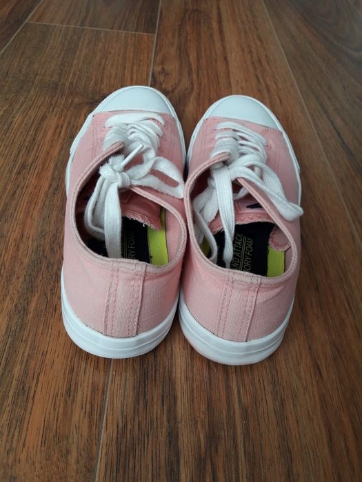 No 40 Цветни кецове