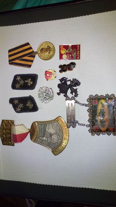 Стари военни фуражки униформи пагони вензели