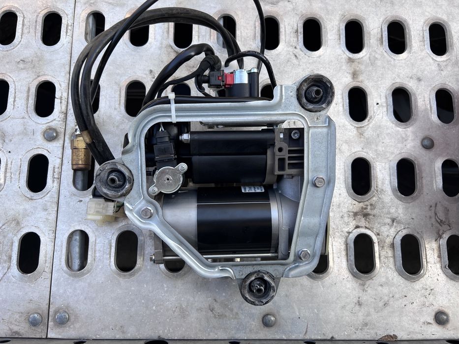 Компресор въздушно окачване Air pump Land rover range rover vouge