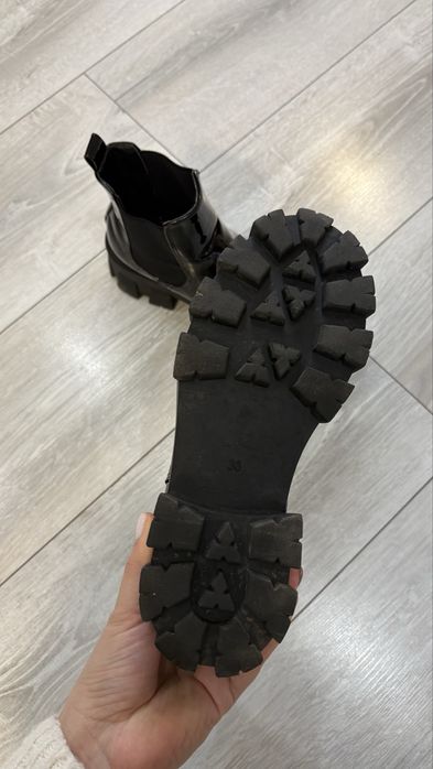 Дамски боти в черен лак