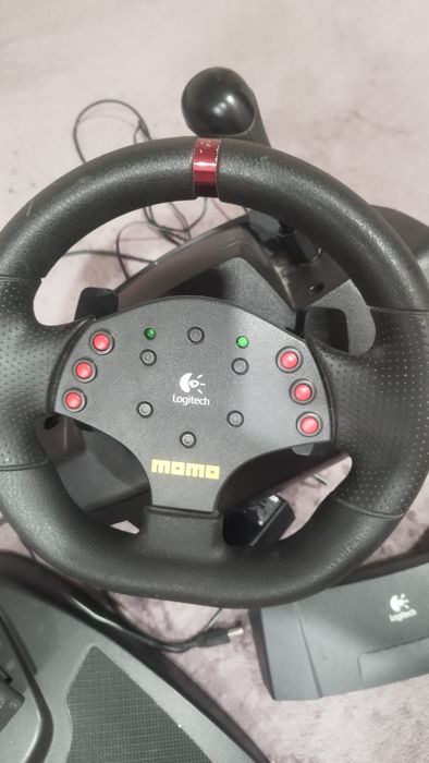 Игровой руль Logitech momo