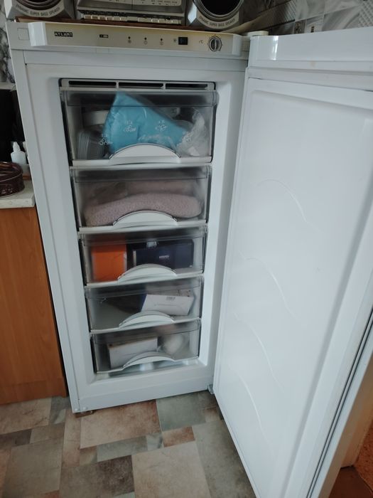 Продам морозильник