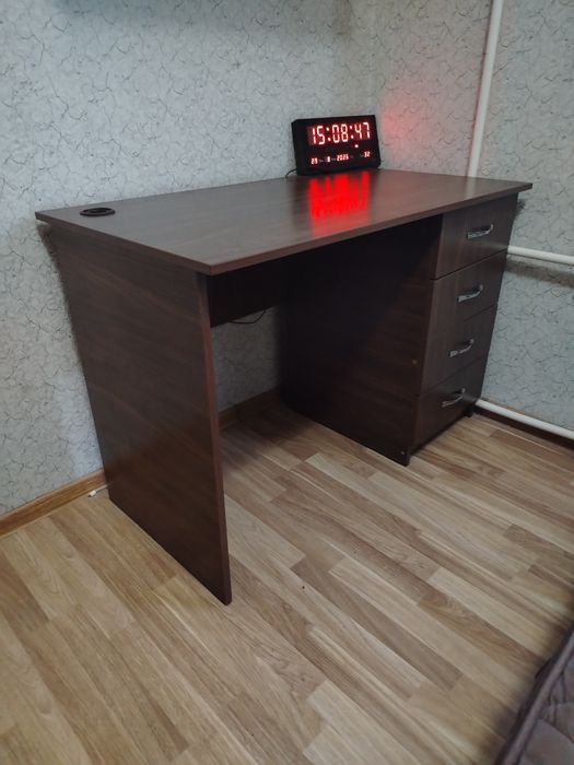 Письменный стол .