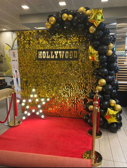 Оформление фотозоны пресс сцены баннеры арки из шаров цветов