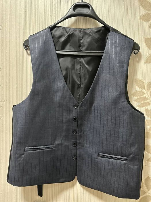 Продам костюм тройка серого цвета.