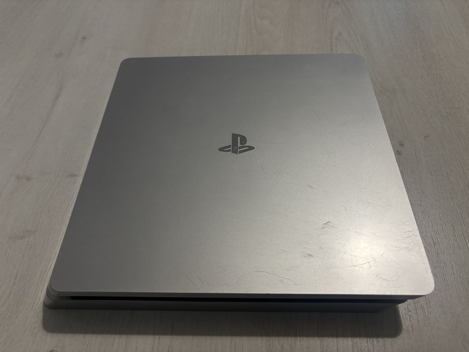 Playstation 4 Silver Limited Edition. 500gb, 2 manete