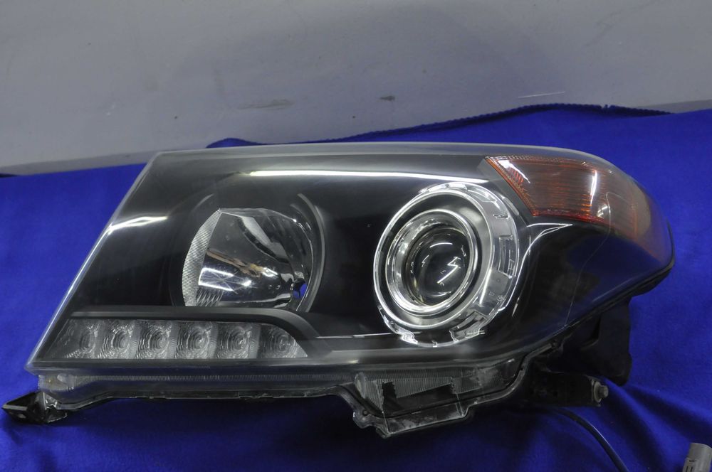 Фара Toyota Land Cruiser 200