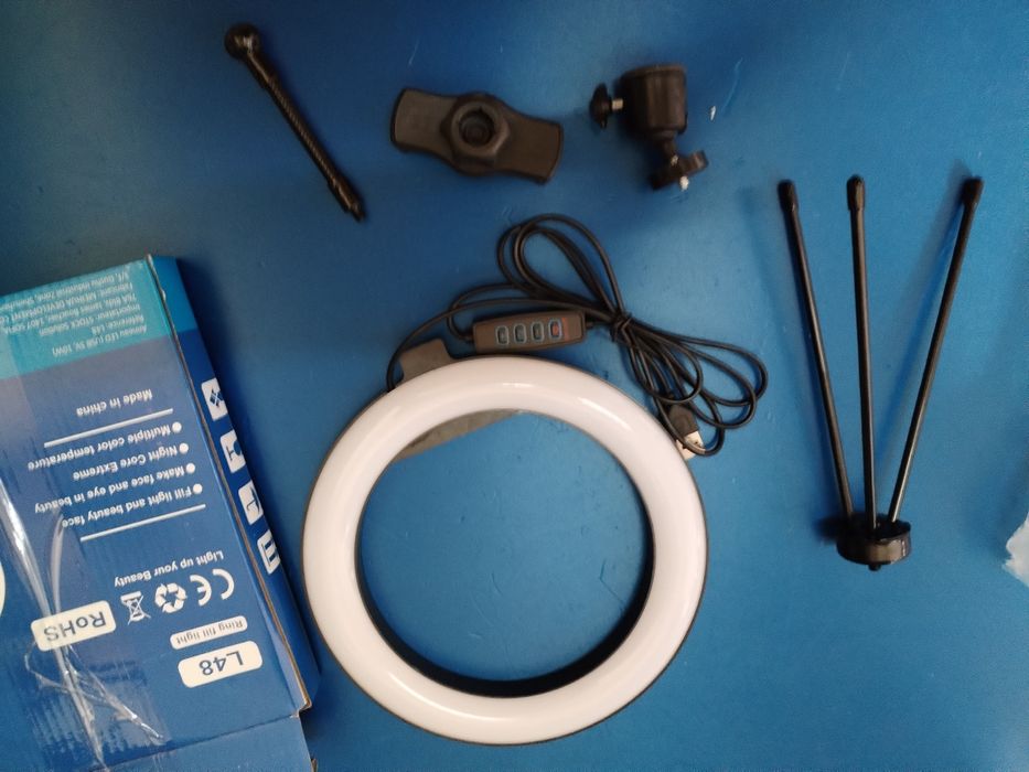 Лед ринг лампа със статив