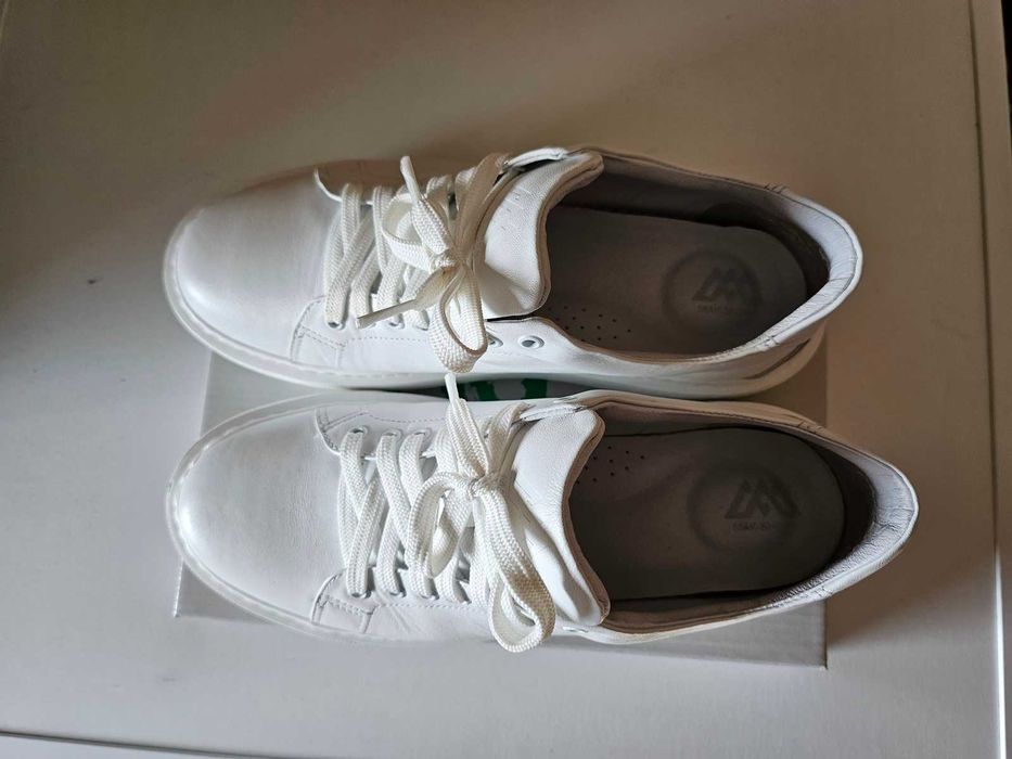 Дамски бели обувки от естествена кожа