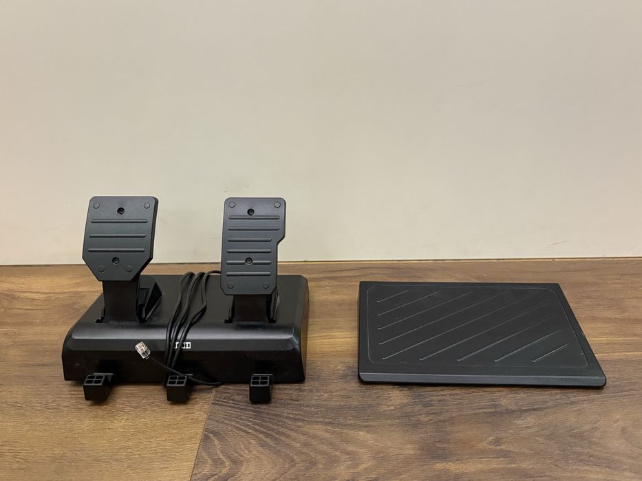 Продавам волан “HORI Racing Wheel APEX (RWA), модел SPF-004U. На снимката е версията за PS5 / PS4 / PC. “