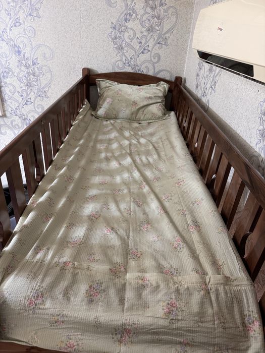 Продаю двух яросную кровать из чистого дерево орех
