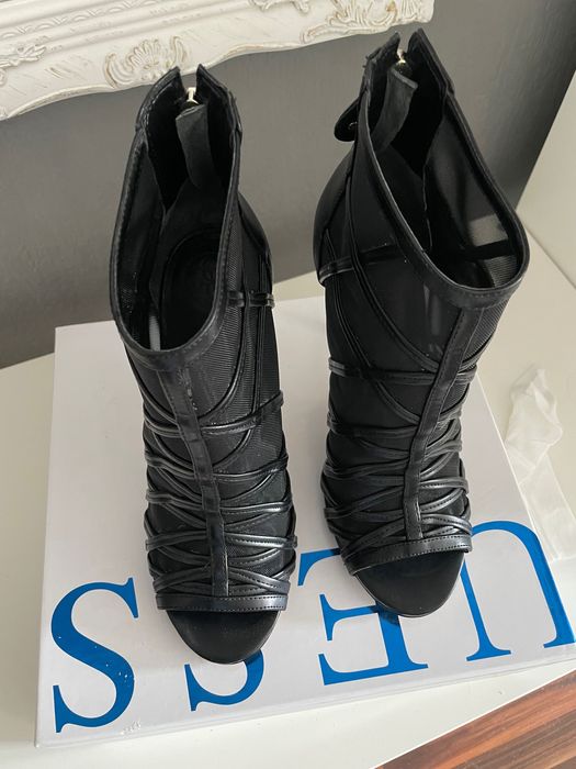 Нови уникални дамски обувки GUESS